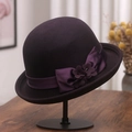 Detail eines dunkelvioletten Wollhuts mit Satinband, Schleife und Blumendekor - M (56-58cm) / Elegantes Lila