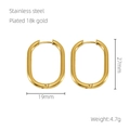 Detalle de las dimensiones y la textura chapada en oro de 18k de los pendientes ovalados - Dorado