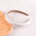 Détail d'un serre-tête en éponge blanc avec texture tissu sur plateau en bois - 1.8cm / Blanc