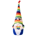 Gnomo arcobaleno di peluche con cappello a cuore e cuore colorato tra le mani su bianco - Gnomo Rudolf Arcobaleno