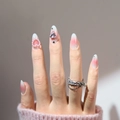 Mandelförmige Press-on-Nägel in Rosa Ombre mit Perlenherz und Glitzersteinen. - Rosa Weiß Farbverlauf Perle Herz Stil (D-168) - Kleber Stil