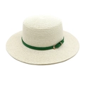 Détail du chapeau de paille blanc montrant la texture tissée et la ceinture en cuir vert - M (56-58cm) / Crème