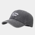 Gros plan de la broderie blanche sur une casquette de baseball en coton lavé anthracite - Réglable / Gris