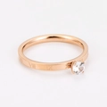 Dettaglio macro dell'anello in oro rosa con numeri romani e zircone tondo lucido - US 6 / Oro rosa