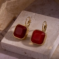 Boucles d'oreilles vintage dorées avec pierre rouge carrée sur support en pierre - Rouge