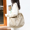Beige Cord-Tasche mit großem Fassungsvermögen und Kordelzug am Modell getragen - Khaki