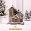 Casita de madera navideña luminosa H70404 con agujas de pino y luz LED cálida - H70404 Casa de Madera