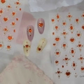 Barokke nagelstickers met rode hartvormige edelstenen en gouden reliëf vintage bloempatronen - Retro Edelsteen Hart Stijl (CO-559)
