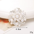 Détail d'une broche fleur argentée de 4,8cm avec perles et strass sur surface en céramique - D1124 Fleur de Perle No.2 Argent
