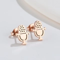 Gros plan sur les boucles d'oreilles micro en or rose avec finition en acier poli - Microphone / Or rose