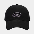 Dettaglio ravvicinato del ricamo con lettere ABC su cappellino in cotone nero e bordo viola - Regolabile / Nero