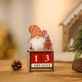 Dettaglio del calendario natalizio in legno con figure di gnomo e omino di pan di zenzero - Omino di Pan di Zenzero