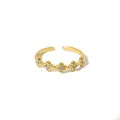 Goldener Edelstahlring mit Schmetterlings-Kleeblatt und Kristallen auf weißem Grund - Fünf-Blütenblatt-Stil (SR22101503)