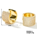 Detail van gouden oorbellen met zirkonia en afmetingen van 2 cm hoog bij 1,4 cm breed - E02854-1 (Brede Ring 2 cm)
