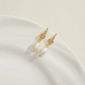 Nahaufnahme goldener Blattohrringe mit Zirkon-Pavé und hängenden Barockperlen - ES2303-3 Blumen Perlen Zirkon Ohrringe
