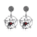 Détail macro de boucles d'oreilles toile d'araignée argentées avec strass rouges - Toile d'Araignée avec Pierre Rouge