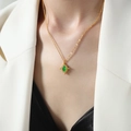 Collana vintage in titanio dorato con ciondolo in agata verde ovale su modella - Agata Verde