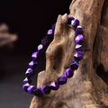 Bracelet en perles d'oeil de tigre violettes facettées sur support en bois rustique - Oeil de Tigre Violet