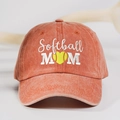 Dettaglio del ricamo Softball Mom su cappello di cotone lavato con cuore da softball - Taglia unica / Arancione