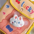 Détail du sac en toile jaune avec imprimé cerise lucky et porte-clés lapin en peluche - Petit Lapin Blanc