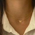 Collier double rang plaqué or élégant avec pendentif lettre M et chaîne scintillante fine - Lettre J / Doré