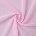 Macro-opname van roze chiffon stof met een semi-transparante textuur en zachte plooien - 100% Polyester