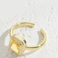 Anello aperto dorato minimalista con una gemma gialla quadrata e montatura geometrica - Pietra Quadrata Gialla / Giallo