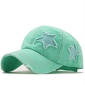 Dettaglio del cappuccio a coda di cavallo verde menta invecchiato con stelle e cuciture - Regolabile / Verde mela