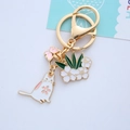 Llavero de metal dorado con lindo gato de esmalte blanco y flores de cerezo - Gato Flor Blanca