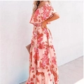 Rosa Maxikleid mit Blumenmuster, schulterfrei, mit Stufenrock und roten Blumen - S / Rote Blumen