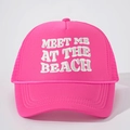 Cappellino trucker rosa con ricamo MEET ME AT THE BEACH e rete traspirante sul retro - Rosa Fucsia con Logo Bianco