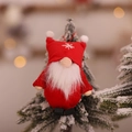 Gnomo natalizio rosso con ricamo a fiocco di neve appeso a un albero innevato - Ciondolo gnomo senza volto rosso