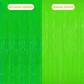 Rideau à franges vert néon montrant l'effet de lumière noire UV et la lumière normale - Rideau à Franges Vert Néon