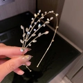 Detalle de diadema de rama dorada con brillantes diamantes de imitación y hojas - Diadema Dorada de Ramas y Hojas
