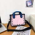 Rosa 2D Cartoon Tote Bag mit schwarzen Konturen, blauen Griffen und Schultergurt - Rosa