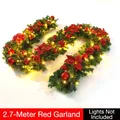 Détail de guirlande de Noël rouge 2,7m avec aiguilles PVC, boules et fleurs décoratives - Guirlande T1807B Fleurs Rouges