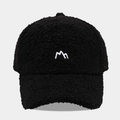 Nahaufnahme einer schwarzen Fleece-Baseballkappe mit weißer Bergstickerei und Textur - Verstellbar / Schwarz