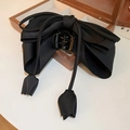 Detalle de pinza para el pelo con lazo negro y borla de tulipán sobre joyero de madera - Estilo de Borla Grande / Negro
