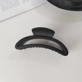 Détail de la pince à cheveux noire mate évidée pour coiffure en queue de cheval - Pince à Cheveux Croissant de Lune Noire