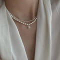 Dettaglio di collana a doppio strato con zircone rettangolare e piccole perle di riso - Catena di Perle di Riso a Doppio Strato (Pendente Quadrato)