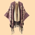 Detail von Strickblumenmuster auf wendbarem braun-beigem Schal mit schwarzen Fransen - Kaffeebraunes Paisley-Muster