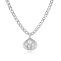 Macro di un ciondolo a conchiglia d'argento con perle su catena a maglie spesse - Collana conchiglia con perla argentea