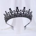 Dettaglio della corona con strass neri e pettini integrati su supporto bianco espositivo - Base nera con strass neri