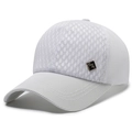 Atmungsaktive weiße Mesh-Baseballkappe für Herren mit Metalllogo und Sonnenschutz - Gebirgsetikett-Stil / Berg-Label Weiß