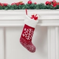 Chaussette de Noël rouge tricotée avec motif flocon et bordure peluche sur cheminée - Chaussette Flocon de Neige