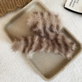 Détail de deux pinces à cheveux en peluche rayée sur tissu doux pour l'hiver - Pince-Marron Café