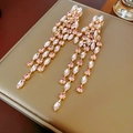 Dettaglio di orecchini a nappa con cristalli rosa su una montura dorata - Oro-Rosa (Perno in Argento 925)