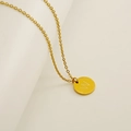 Collier avec pendentif rond en acier inoxydable doré et lettre W gravée au centre - Lettre W (Chaîne Incluse)