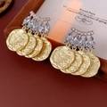 Makroaufnahme der Vintage-Ohrringe im französischen Stil mit Goldmünzen und Kristallen - Gold (925 Sterling Silber Ohrringstift)