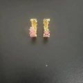 Dettaglio di orecchini a cerchio dorati con stelle in smalto rosa su sfondo nero - Rosa (ES2694-2)